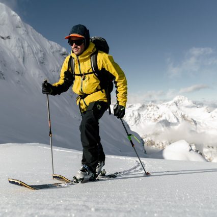 Skieur freerando en ascension