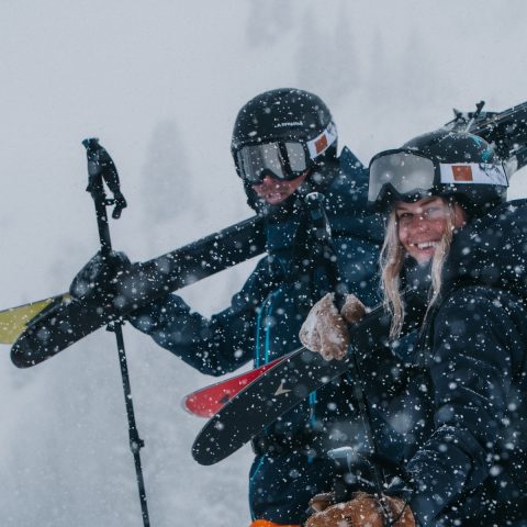 Skieuse freerando heureuse de sa journée